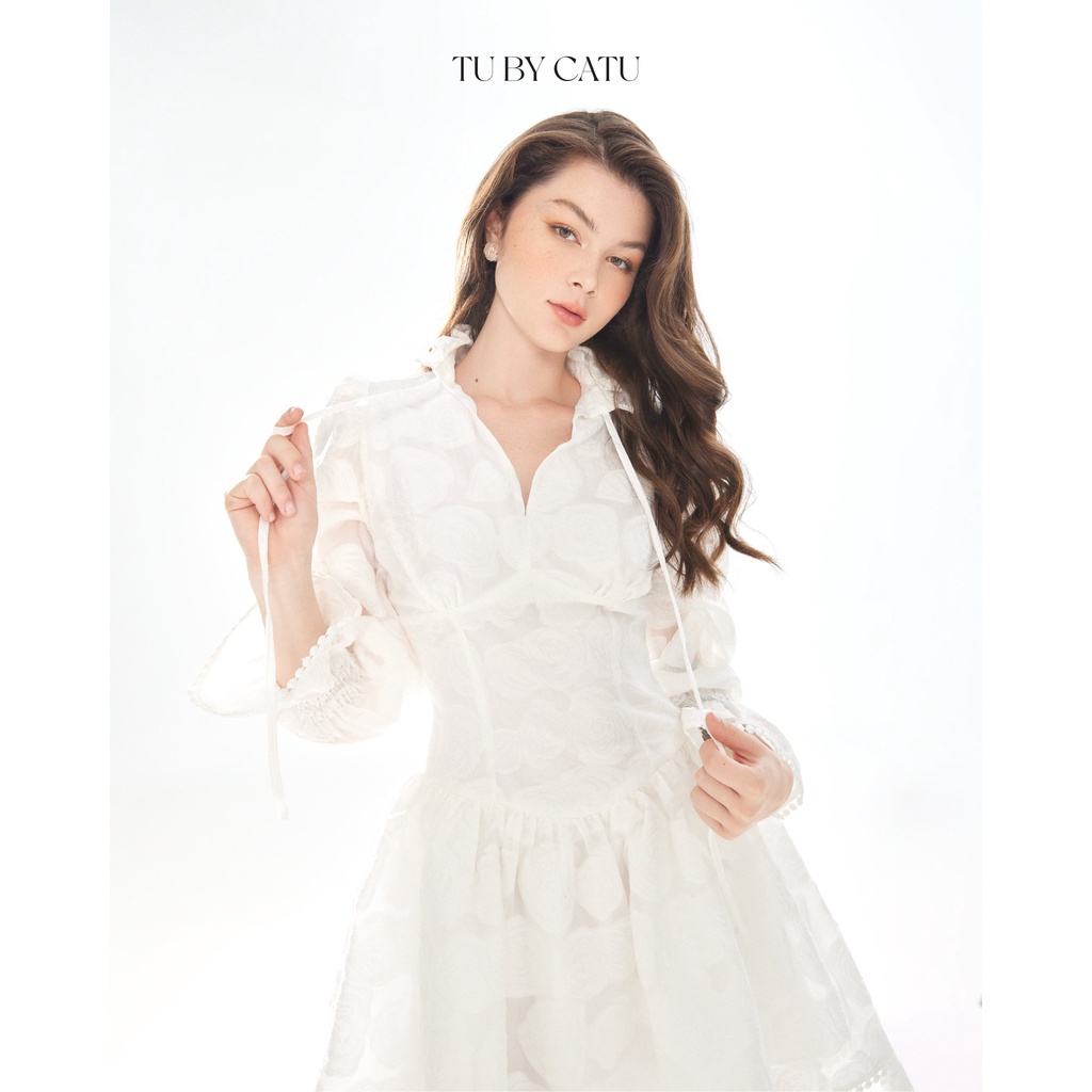 TUBYCATU | Đầm Lucy White Dress đầm chữ A tay dài chất liệu vải gấm vân hoa màu trắng