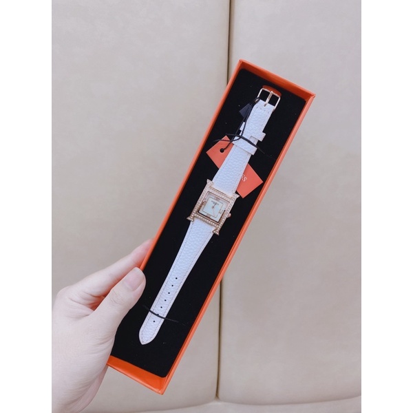 Đồng hồ nữ Hm quai da mặt viền đá
