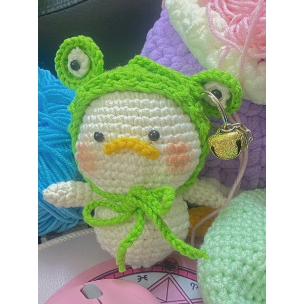 Móc khoá vịt con má bánh đội nón/ mũ ếch cột dây nơ bằng len nhồi bông dễ thương a