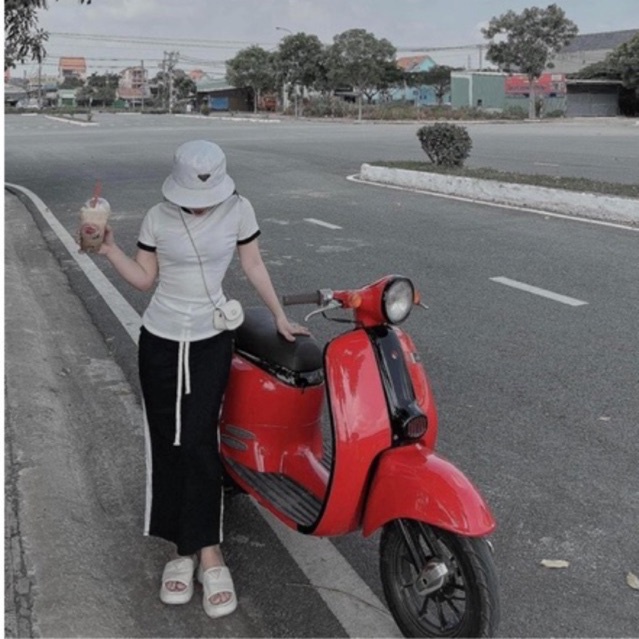 Set áo ôm body kèm chân váy kẻ sọc