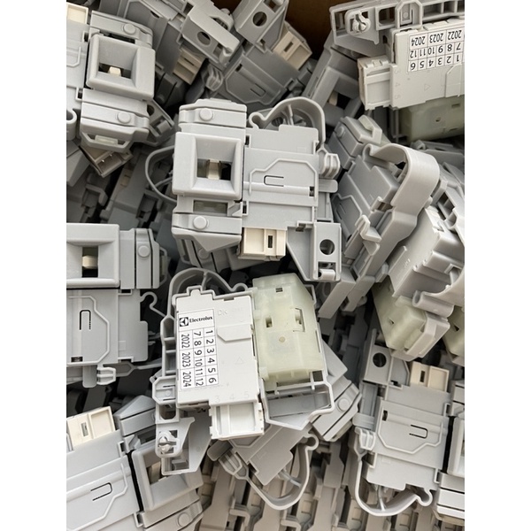 Khoá cửa máy giặt electrolux Công tắc cửa máy giặt electrolux EWF 10843 10844 10744 12843 12844