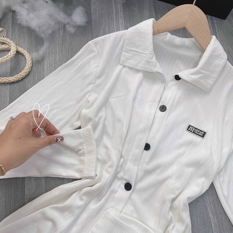 SET ÁO TRẮNG NÚT ĐEN TAY DÀI LOGO + CHÂN VÁY