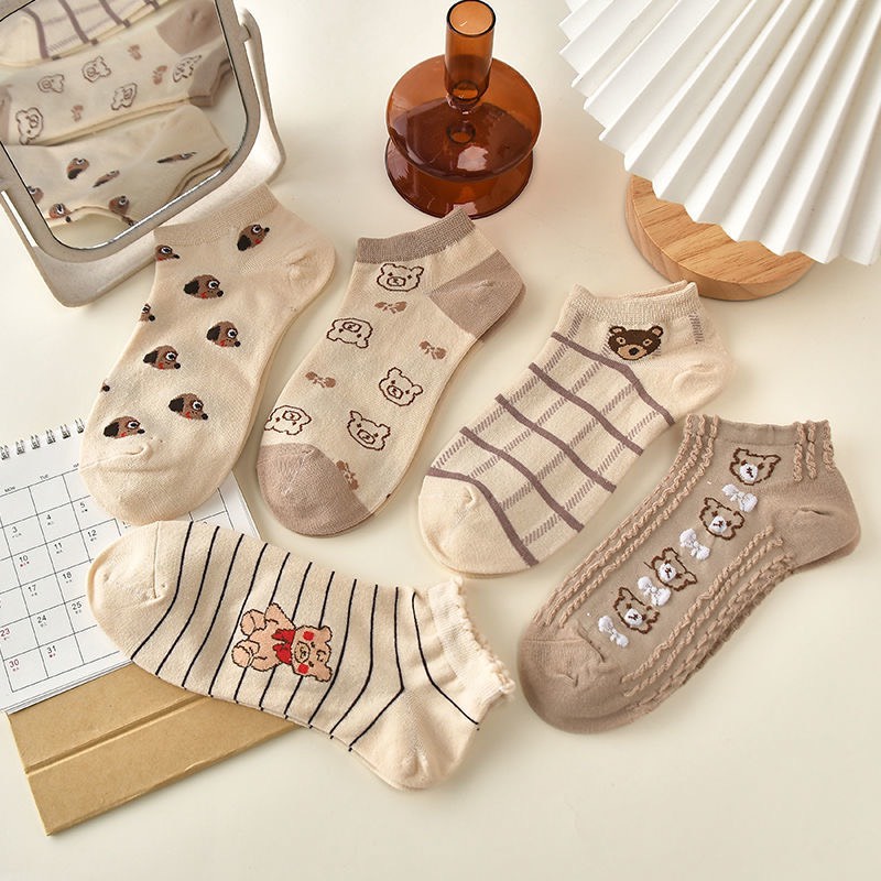 Tất nữ cổ ngắn, phong cách vintage, màu sắc nâu nhã nhặn, họa tiết gấu, chất liệu thoáng mát, thấm mồ hôi