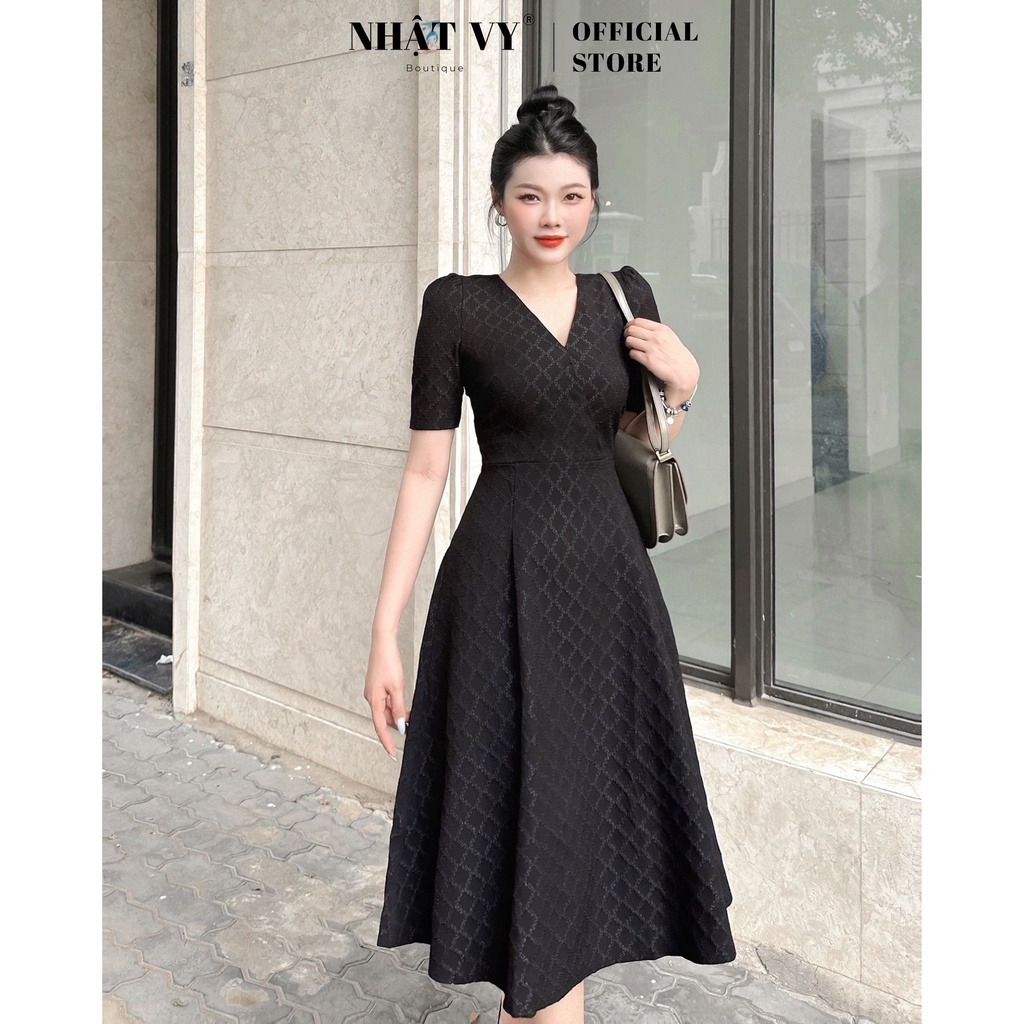 Đầm dự tiệc Nhật Vy cổ V tay ngắn chiết eo dáng xoè chất tapta vân phù hợp công sở du lịch cafe sang trọng - D2653
