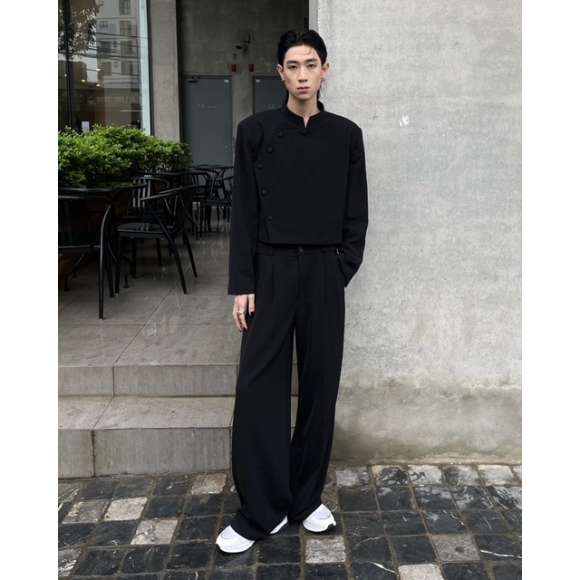 Bộ đồ Martell gồm crop blazer và trousers