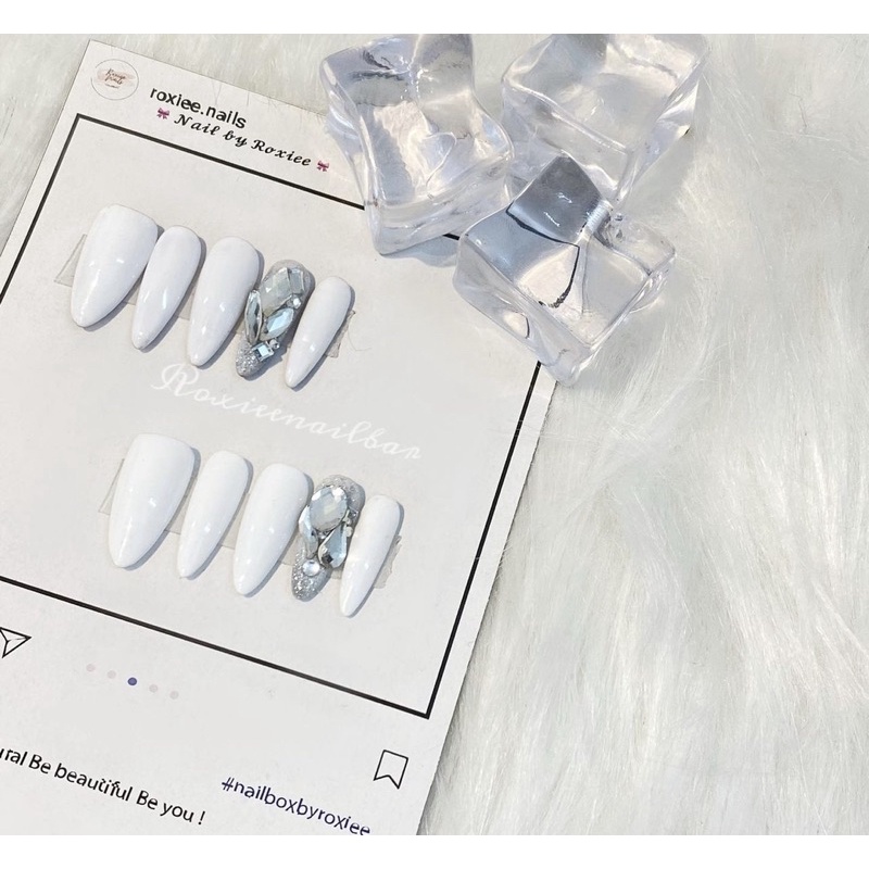 Móng up nailbox trắng trơn thêm gắn đá sáng