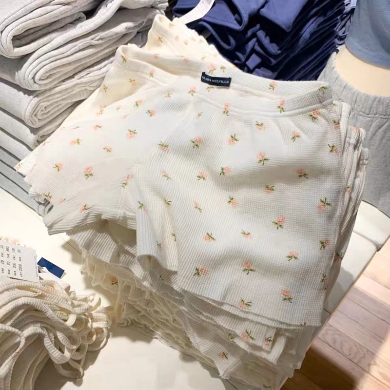 Brandy Melville Emery Floral Sweatshorts (Quần short nỉ màu trắng kem thoải mái hoạ tiết hoa hồng)