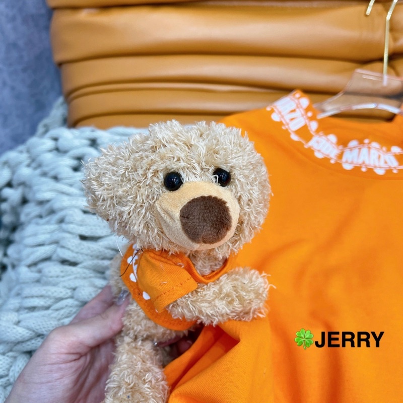 Áo phông 13de marzo cam tay đính gấu bông