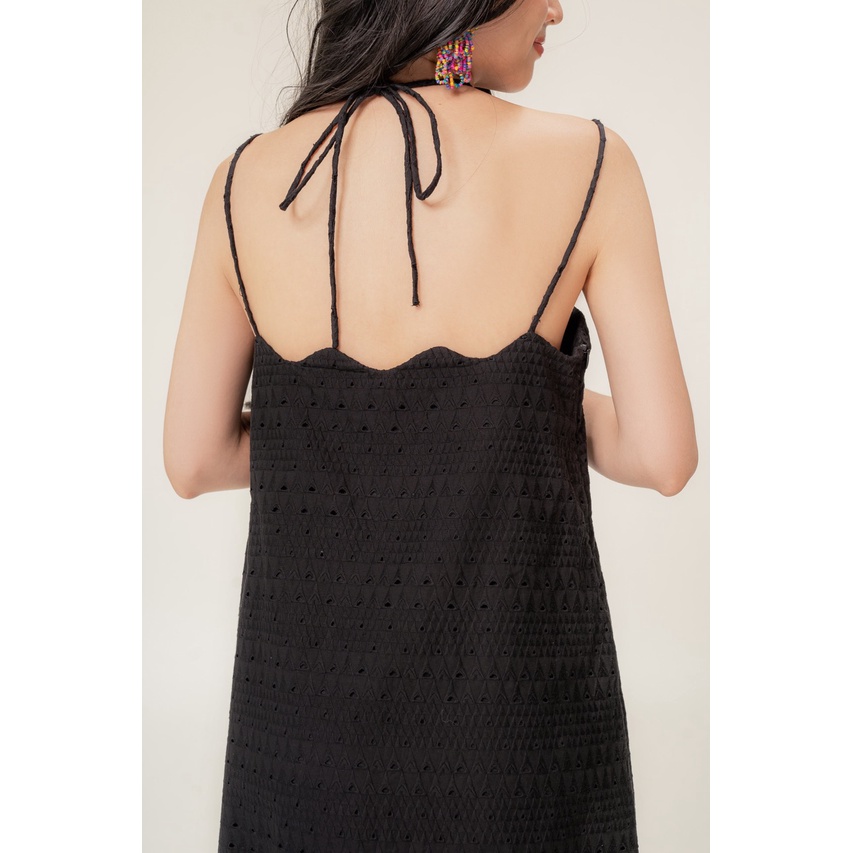 LIBÉ - Đầm ngắn dây cột kiểu màu đen có chi tiết thêu