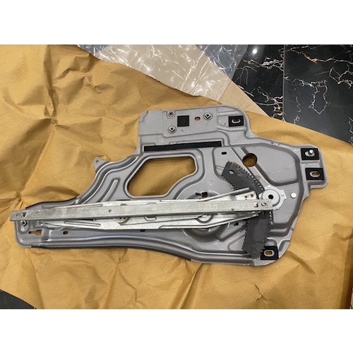 Compa lên xuống kính Hyundai Santafe Gold chính hãng 8240526000