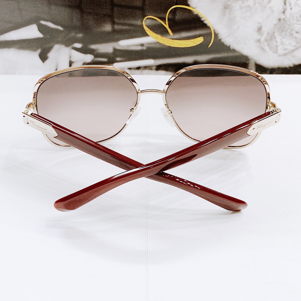 Kính mát nữ chính hãng Salvatore Ferragamo SF150S 728 đỏ đô lên mặt tiểu thư lại chanh xả vô cùng. Form vuông dễ đeo