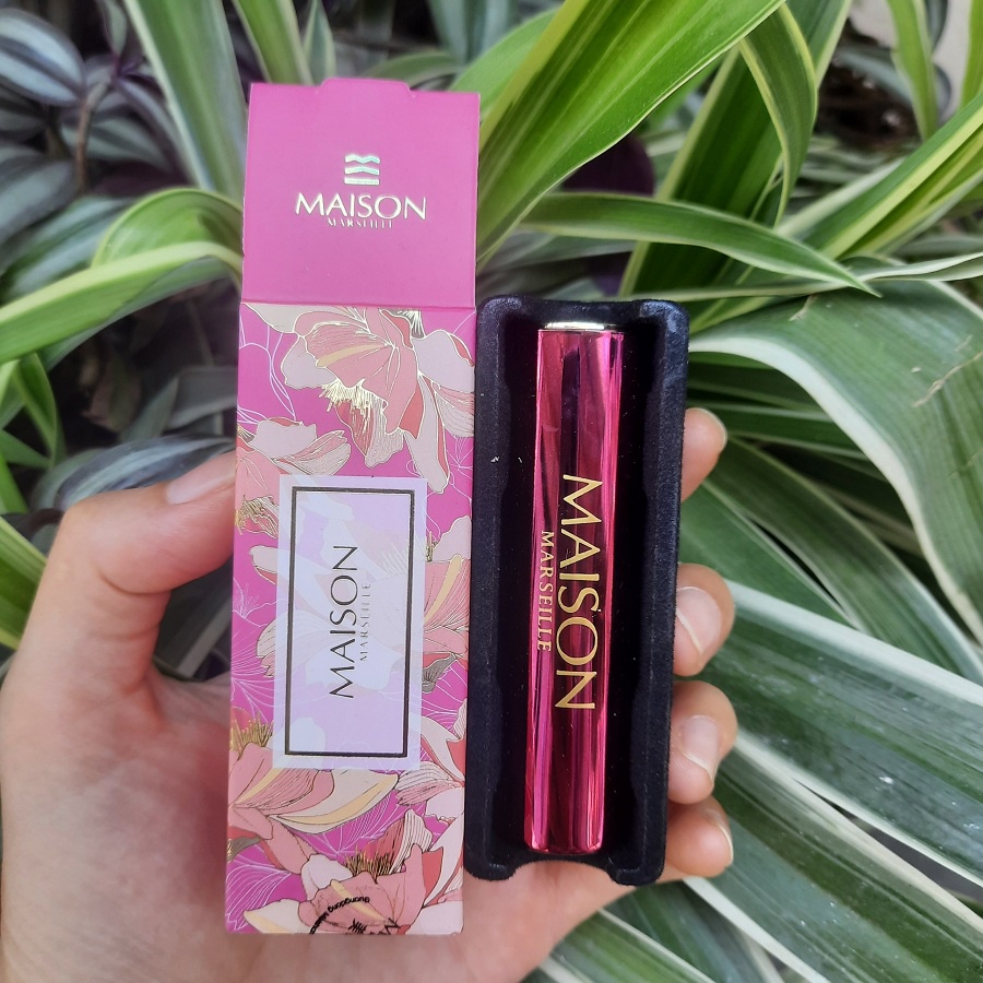 Son thạch cánh hoa vàng lá dưỡng ẩm môi có màu hồng nhạt của Maison thân son có gương