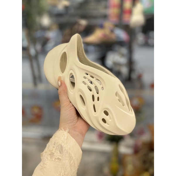 Sục hè Foam Runner carbon màu mới