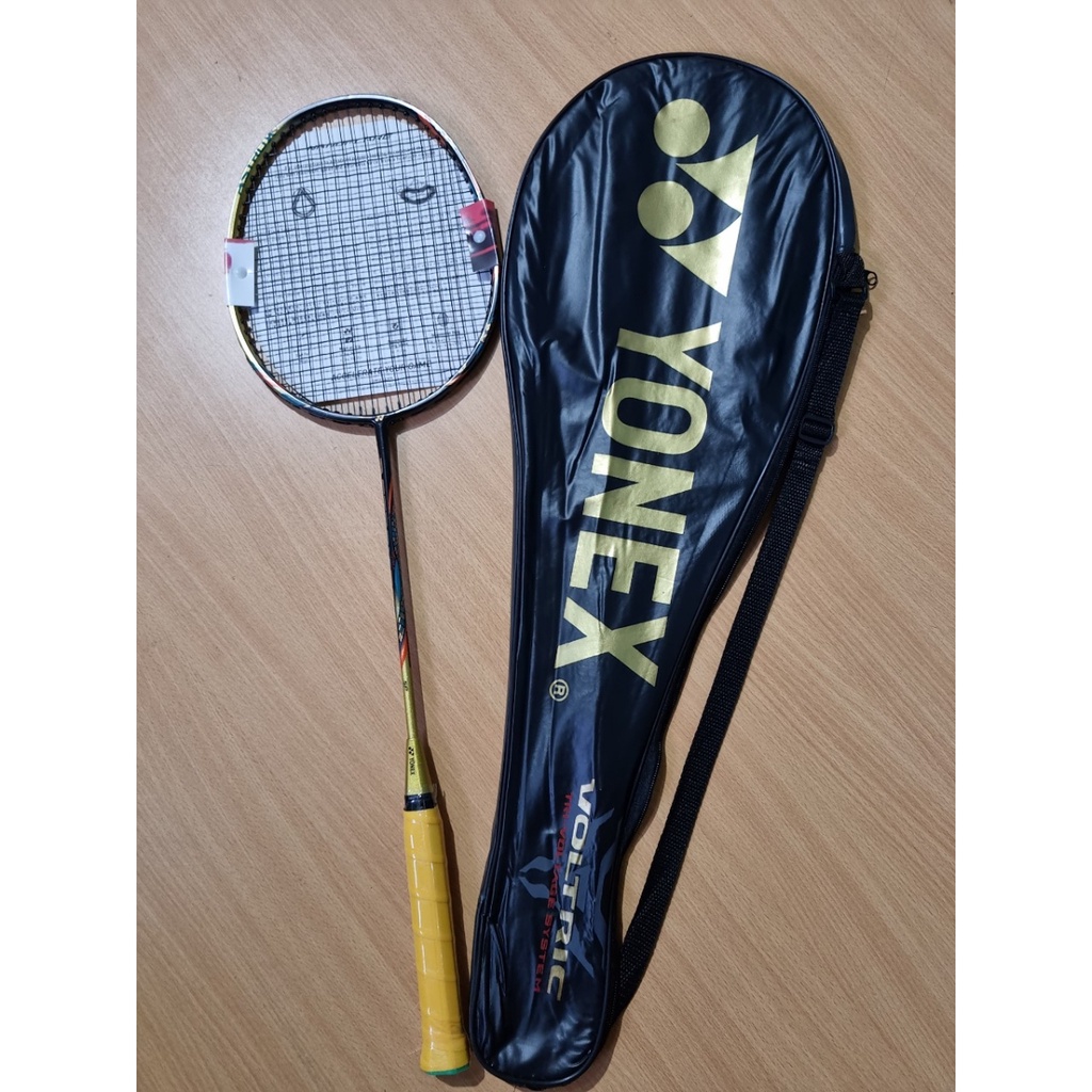 01 chiếc vợt cầu lông Yonex đơn phù hợp cho các bạn học sinh, sinh viên