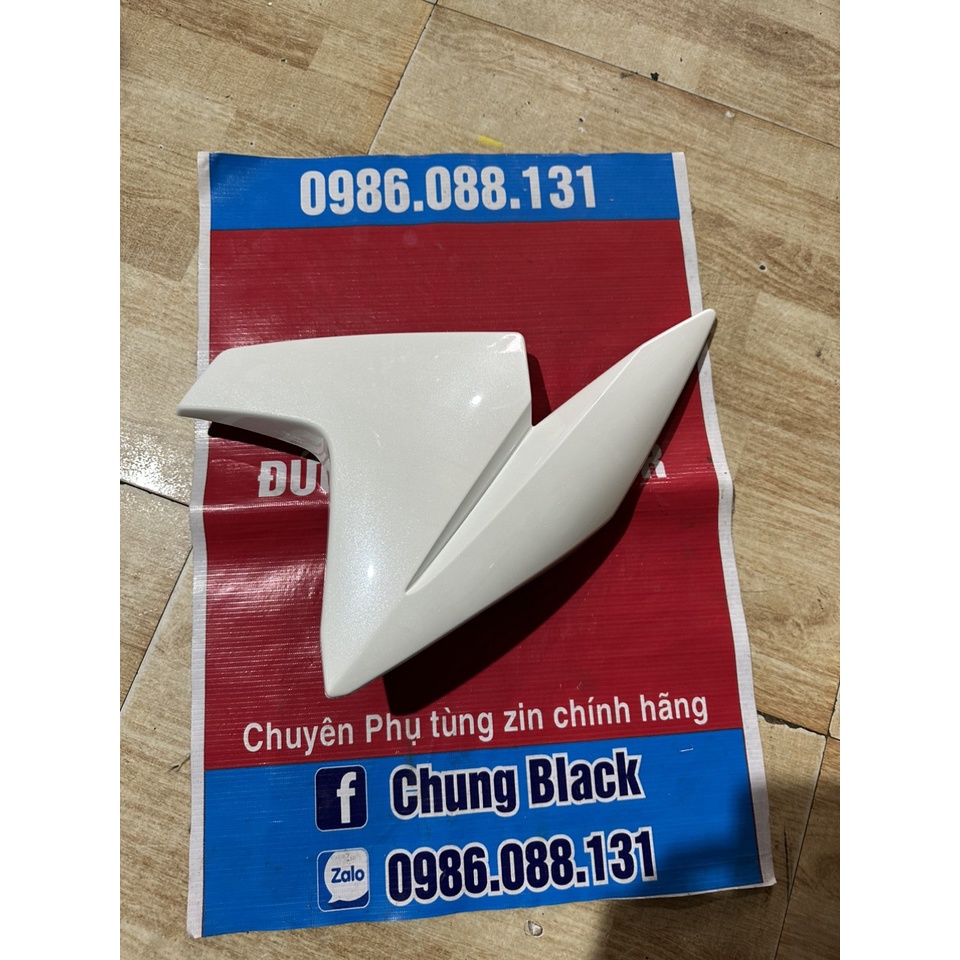 Cánh yếm phải FZ150i trắng zin chính hãng yamaha