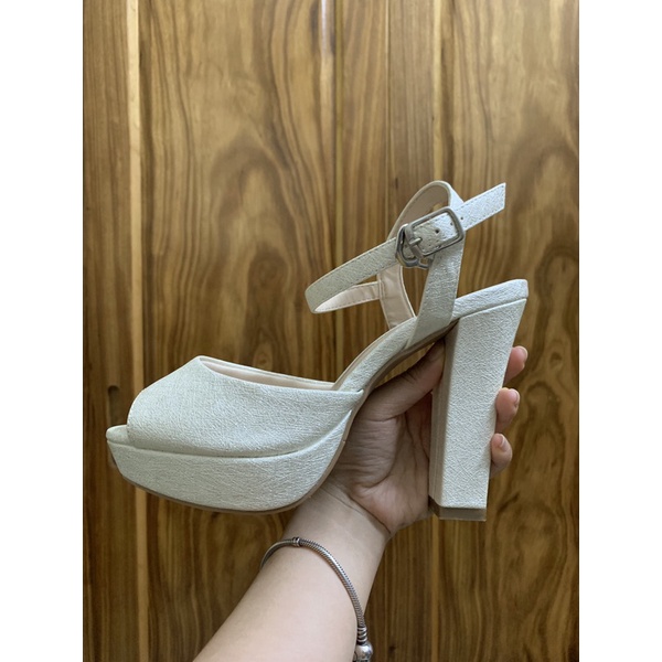 Giày Hạnh Dung màu kem, size 35, cao 11cm