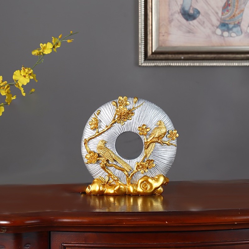 Cặp hươu may mắn và đĩa hoa đào đỏ