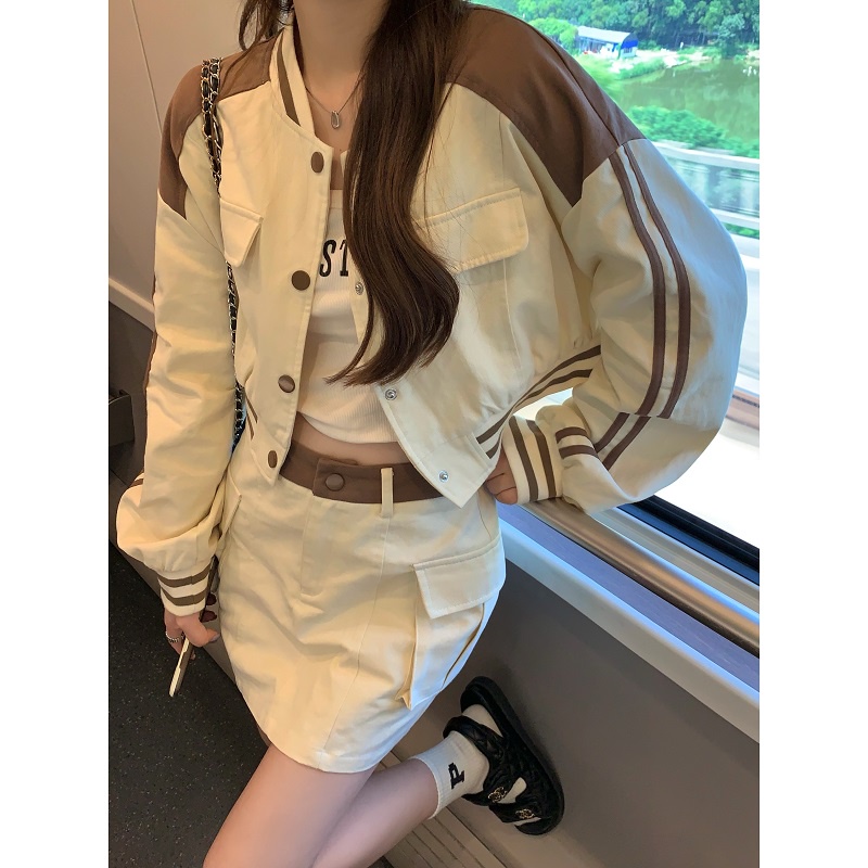 Set áo khoác bomber form ngắn và chân váy ngắn túi hộp màu be pha viền nâu