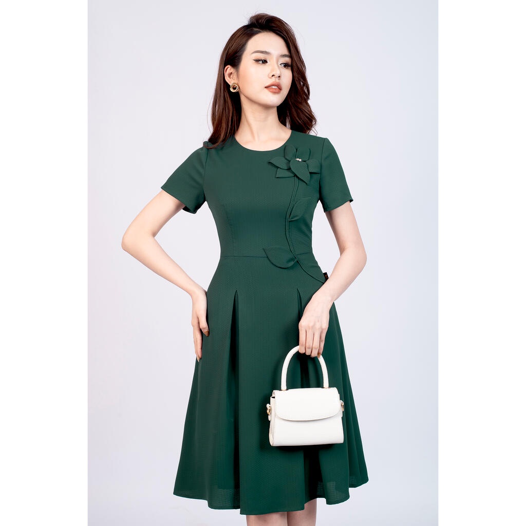 Đầm dáng xòe cổ tròn, tay cộc, đính hoa lệch MMOutfit M-DA061021305