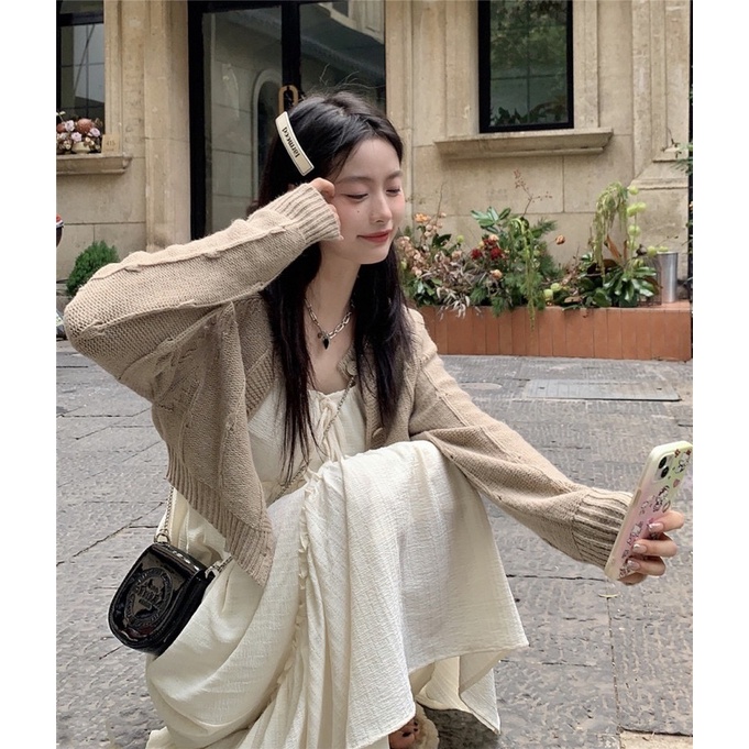 Set váy đầm hai dây kem maxi dáng dài đi biển dễ thương + áo khoác len dệt kim cardigan nâu dáng ngắn croptop Yannie