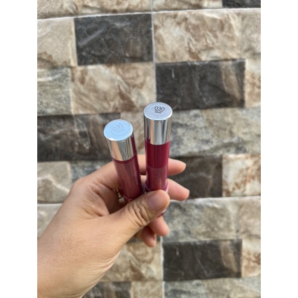 Son bút chì Revlon Colorburst Balm Stain Smitten 030.Màu đỏ mận trắng da