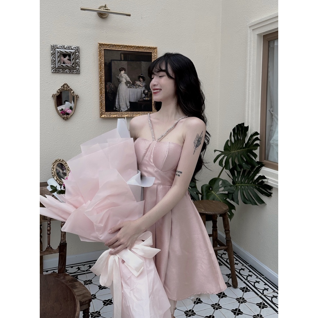 ĐẦM HỒNG CÚP NGỰC CỔ YẾM ĐÍNH ĐÁ TÀ SHEER