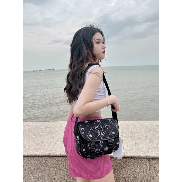Cặp MLB MONOGRAM Logo Thêu 3D ACADEMY BAG NY Chất Liệu Polyester | BÁNH MÌ STORE | Cặp MLB Đi Học Màu Đen