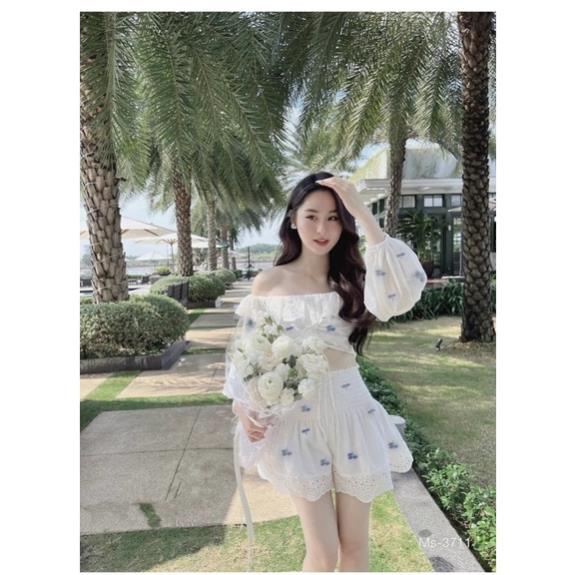 Set áo croptop bẹt vai rút dây eo kèm quần shorts ống rộng viền ren