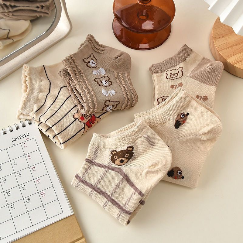 Tất nữ cổ ngắn, phong cách vintage, màu sắc nâu nhã nhặn, họa tiết gấu, chất liệu thoáng mát, thấm mồ hôi