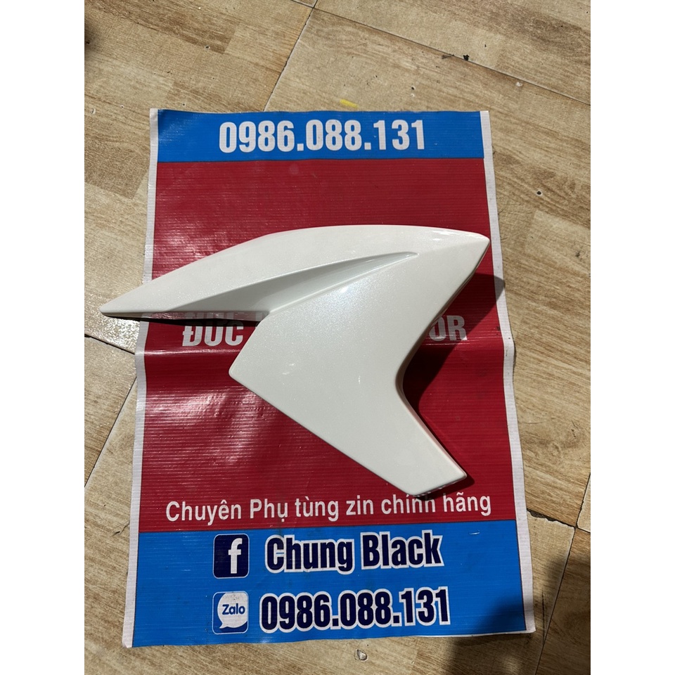 Cánh yếm phải FZ150i trắng zin chính hãng yamaha