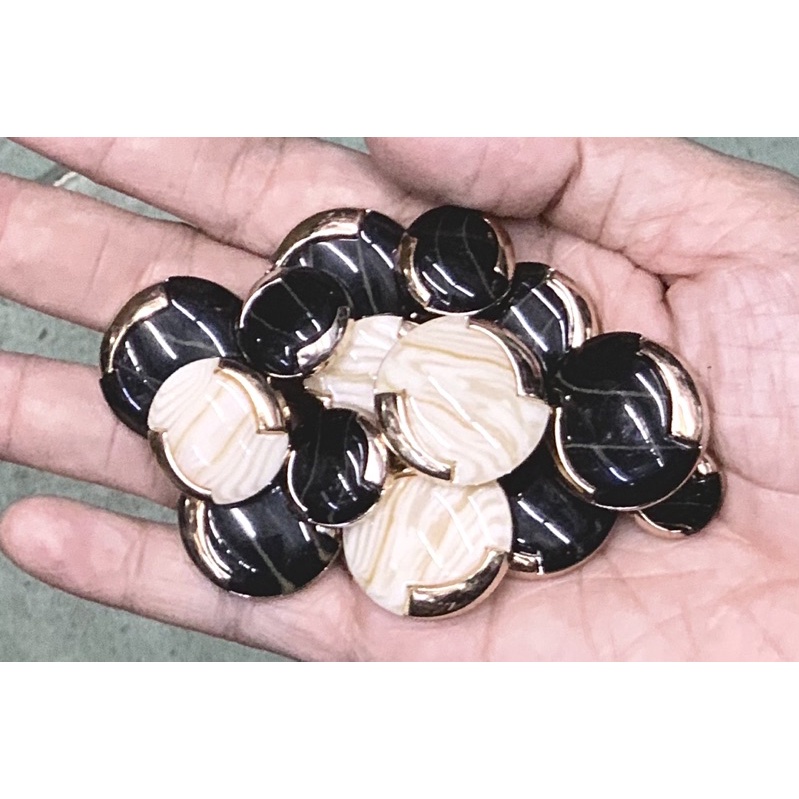 5 Nút vét trắng đen.