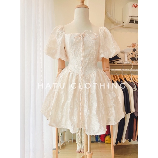 Losa Dress - Đầm ngắn dáng xoè cổ vuông tay phồng chất vải vol thêu hoa mặc được 2 kiểu siêu tôn eo tông kem nhạt