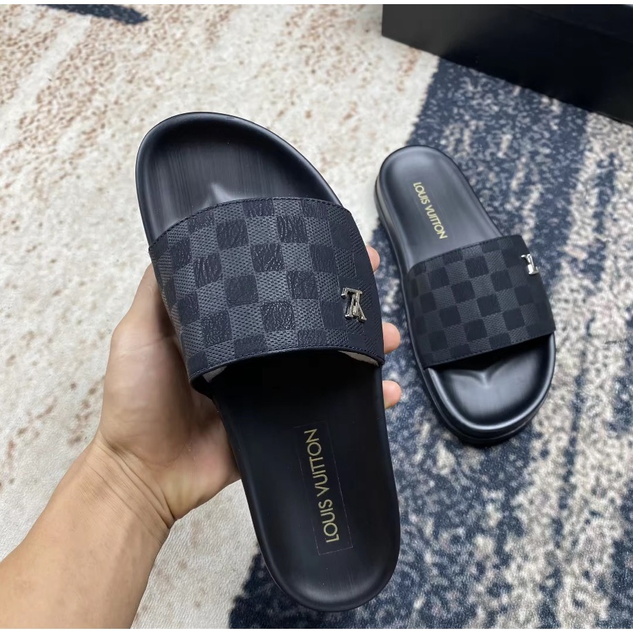 Dép LV Nam Quai Ngang Cao Cấp Màu Đen In Họa Tiết Kẻ Ô Vuông, Dép Lê Đế Mềm Đi Êm Chân