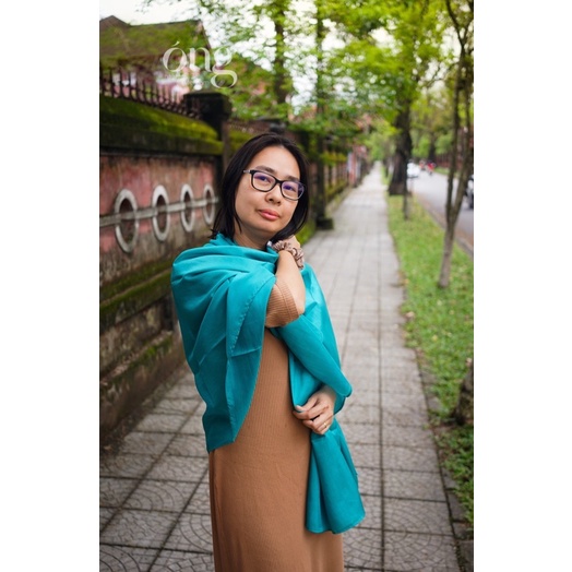 Khăn choàng cổ lụa tơ tằm viền tay tinh tế tỉ mỉ-Óng Silk -Lụa trơn loại dầy, khâu viền hoàn toàn bằng tay, nhuộm an toà