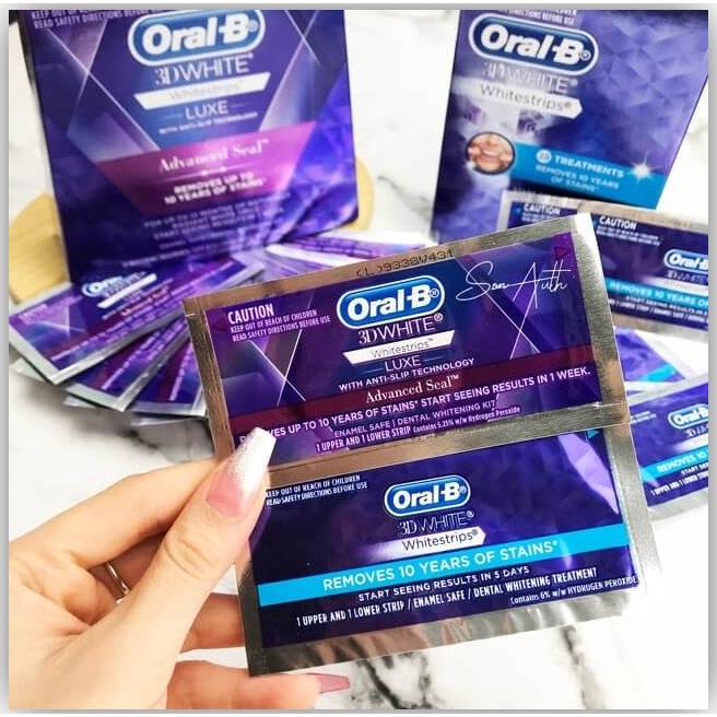 Miếng dán tẩy trắng răng OralB 3D White Whitestrips (1 hộp 14 cặp: 28 miếng )