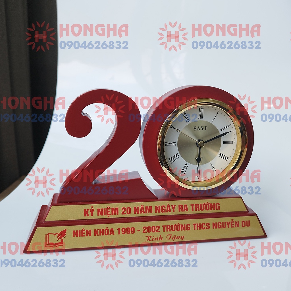 Đồng hồ để bàn gỗ số 20 làm quà lưu niệm họp lớp, kỷ niệm năm thành lập