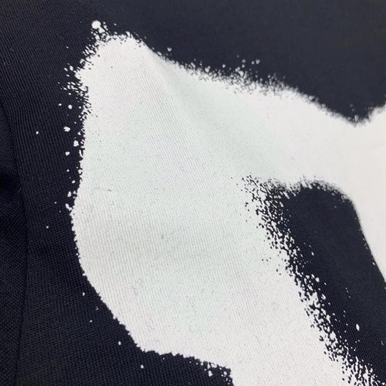 Tờ giấy hai màu trắng đen trên áo cho cả nam và nữ