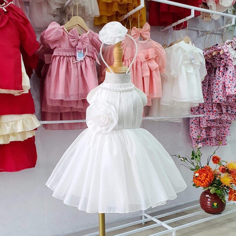 Đầm Yếm Trắng Tiểu thư Xinh Kèm Cài Ngọc Cho Bé Gái