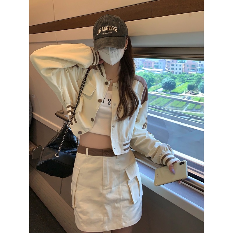 Set áo khoác bomber form ngắn và chân váy ngắn túi hộp màu be pha viền nâu