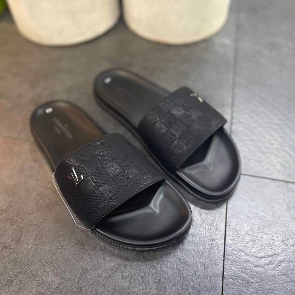 Dép lv nam quai ngang da mềm màu đen họa tiết in chìm cao cấp
