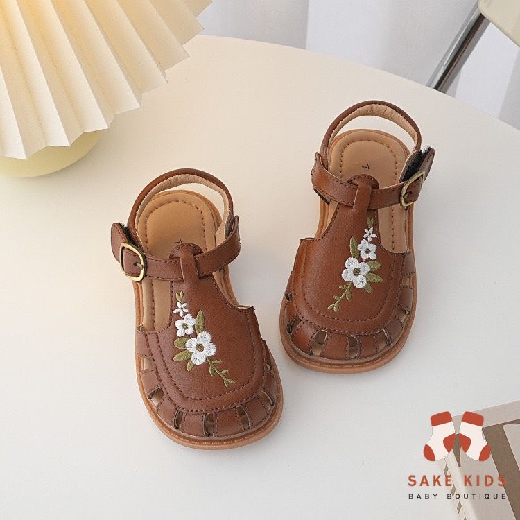 Dép sandal quai hậu chất da PU êm mềm thêu hoa cực xinh đế chống trơn trượt tốt đủ size từ 1-5 tuổi M611