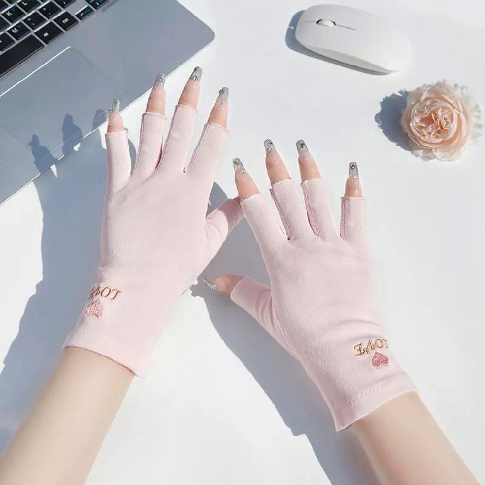Găng tay chống tia UV từ máy hơ khi làm Nail