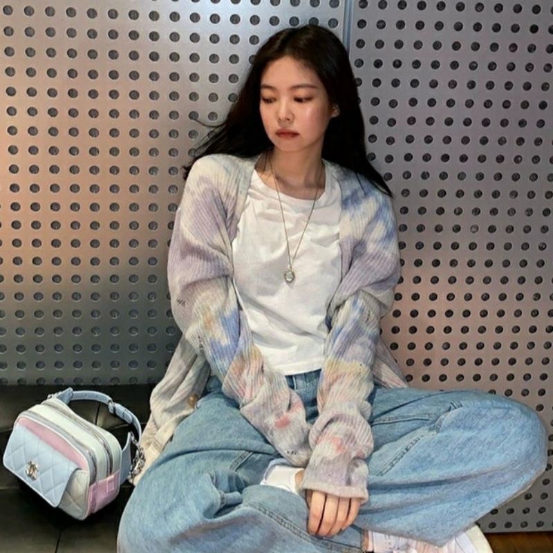 Áo cardigan tie dye tím Amiri giống Jennie BLACKPINK và Suga BTS