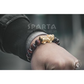 Vòng tay phong thủy handmade mix đá mắt hổ đỏ charm Tỳ Hưu Vàng