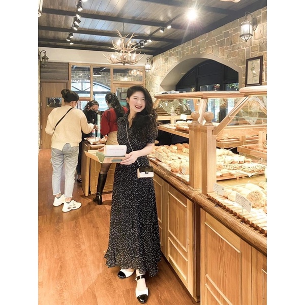 Vay đen chấm bi cổ bẻ dáng xòe dài