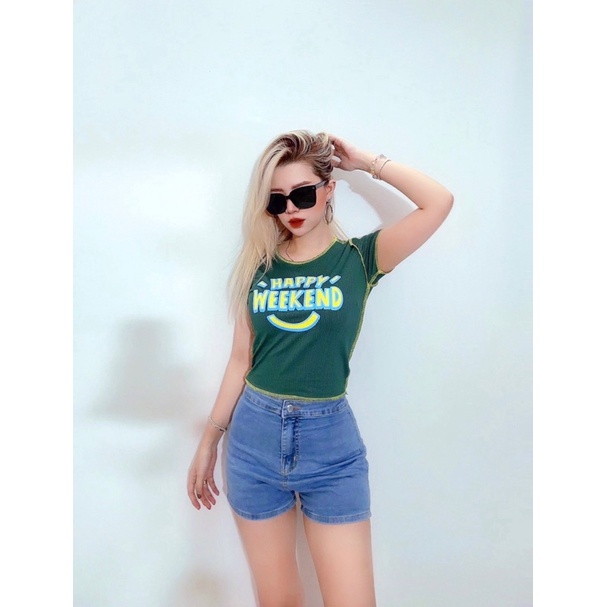 Áo croptop ôm thun bo gân phối chỉ vàng in Happy Weekend