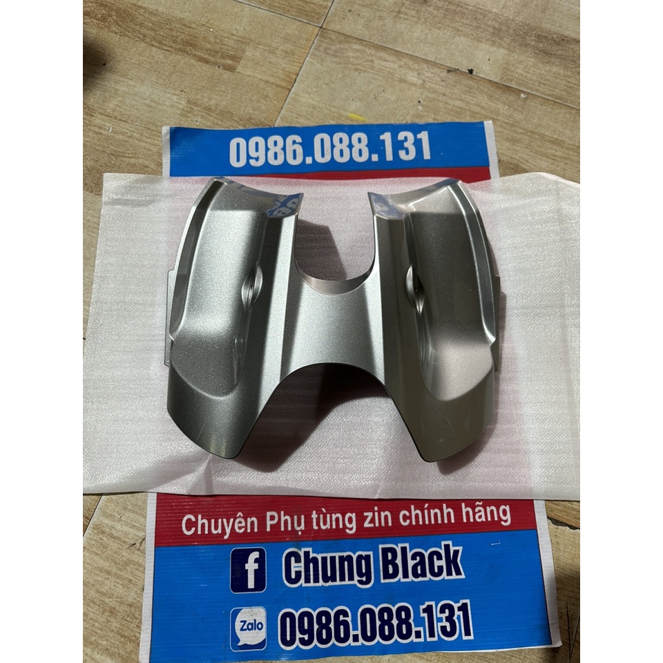 Ốp bình xăng sau ổ khóa chữ H xám bạc FZ150i zin chính hãng yamaha