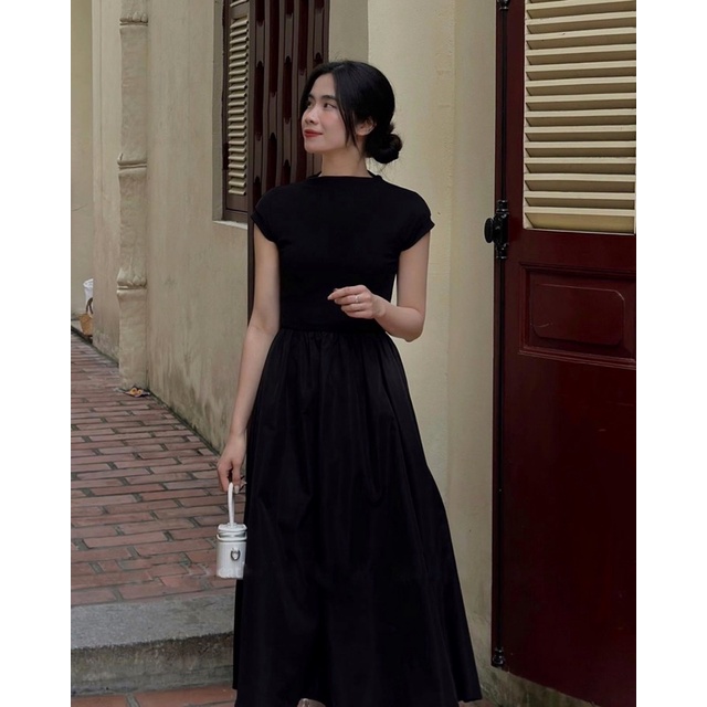 Đầm đen tay hến