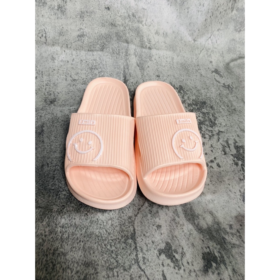 DÉP BẢN NỮ ĐI TRONG NHÀ