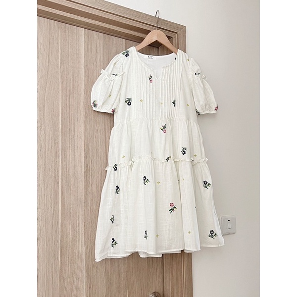 Đầm - Váy babydoll xếp ly ngực cổ tròn xẻ V tay ngắn hoa Meiran